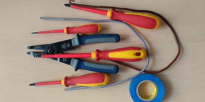 Narzędzia ręczne dla elektryka – co będziesz potrzebował?